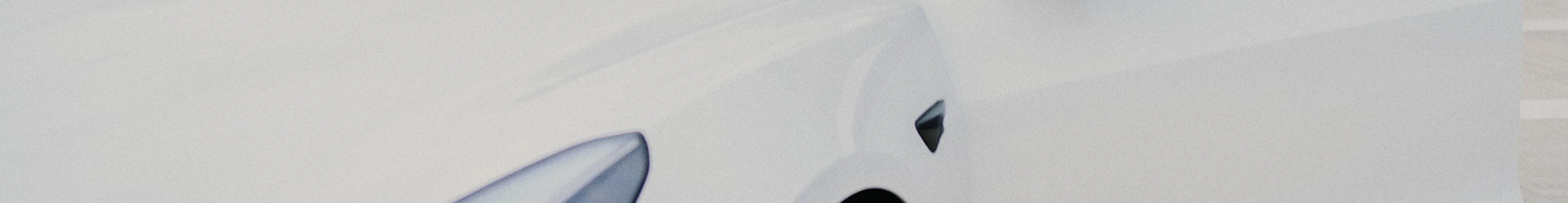 Närbild av en vit bil.